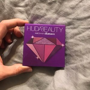 Huda beauty eye shadow